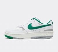 Nike gamma force trainers in white & green