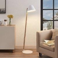 Lindby Tetja floor lamp with a wooden rod