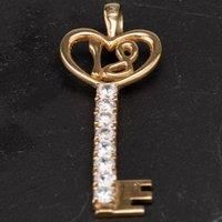 Preloved 9ct Yellow Gold Cubic Zirconia 18 Key Pendant 4114323